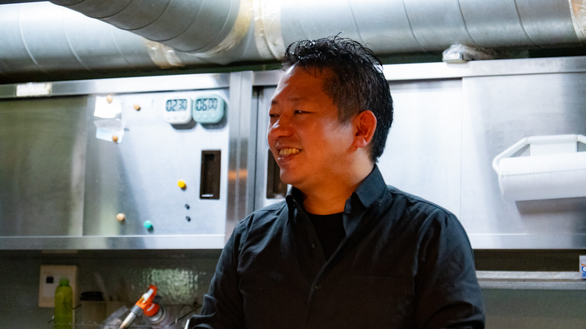 「料理だけ作っていても、お客さんは来てくれない」。だから模索し工夫する。お客様を思い12年、宇品で鉄板の前に立ち続ける。
