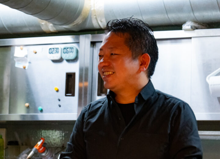 「料理だけ作っていても、お客さんは来てくれない」。だから模索し工夫する。お客様を思い12年、宇品で鉄板の前に立ち続ける。